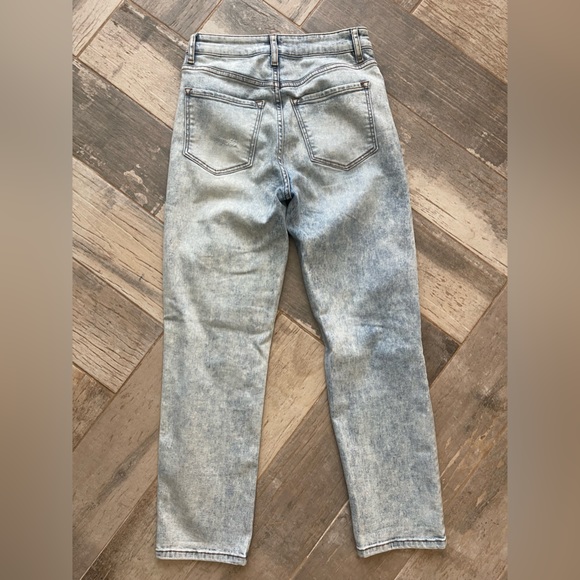 Sneak Peek Jeans - Picture 7 of 7